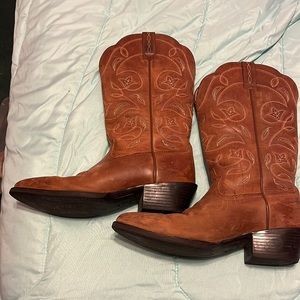 I am selling a leather cowgirl boots